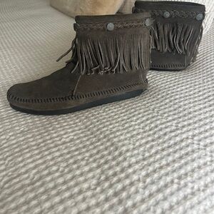Minnetonka Gray Fringe Booties Size 7.5. Back pull zip.